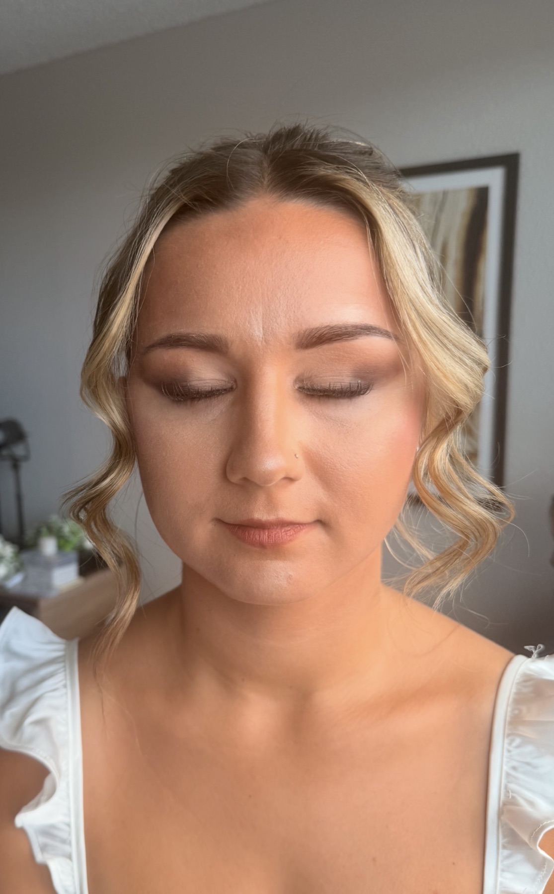Soft bronze bridal eye makeup with face-framing curls